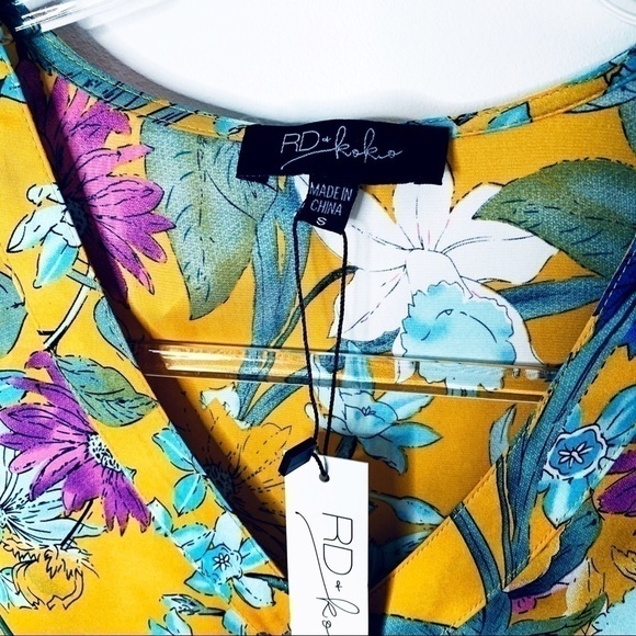 R + D kokio Ruched Sleeve Blouse NWT Size Small - Picture 3 of 7